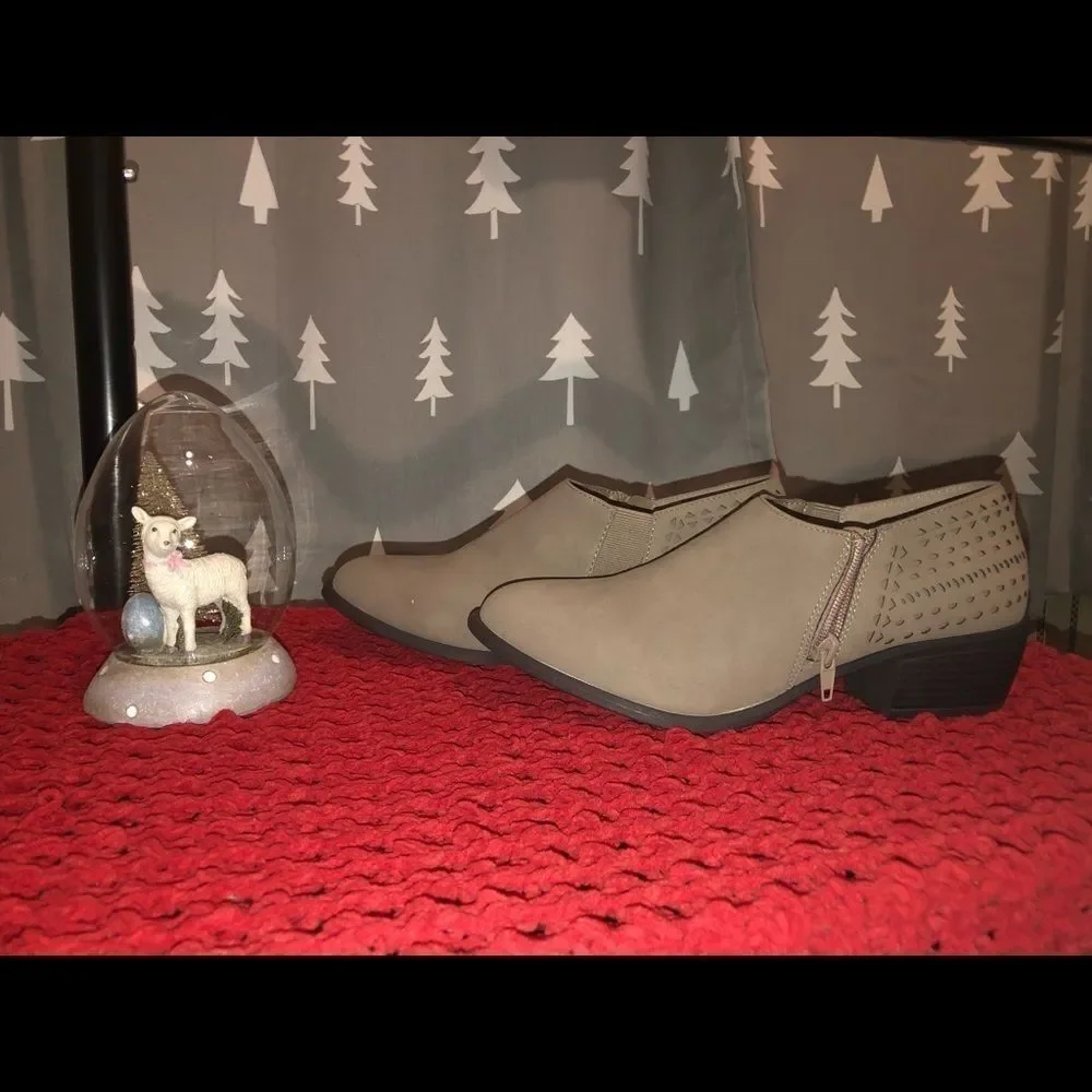 BELLA Vita tan women’s ankle booties size‎ 8.5